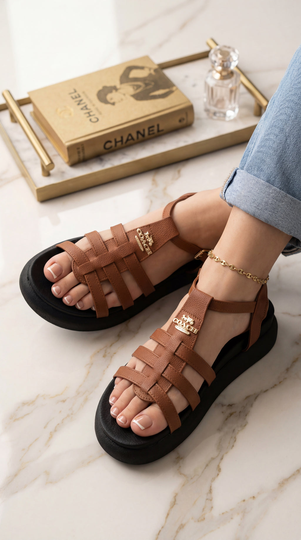 Sandalia VERONICA Gladiadora Tiras Cruzadas – Calzado Femenino Plataforma Logo Dorado