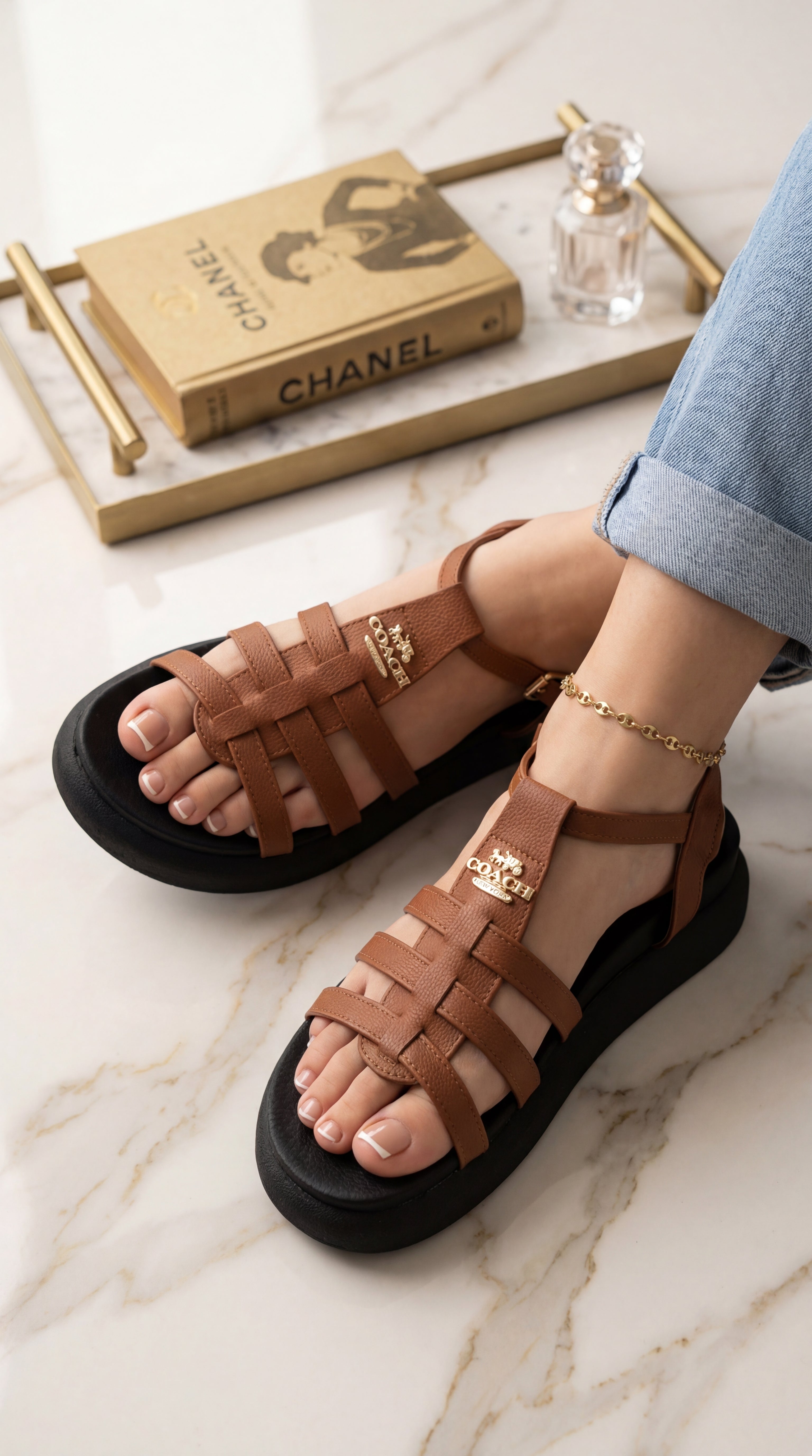 Sandalia VERONICA Gladiadora Tiras Cruzadas – Calzado Femenino Plataforma Logo Dorado