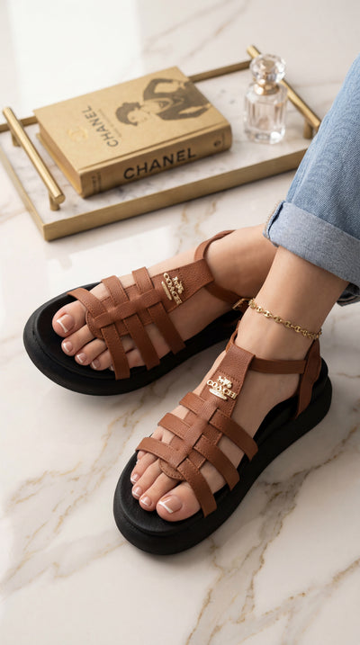 Sandalia VERONICA Gladiadora Tiras Cruzadas – Calzado Femenino Plataforma Logo Dorado