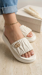 Sandalia ROBERTA Slide Ondas Acolchadas Logo Dorado – Calzado Femenino Plataforma