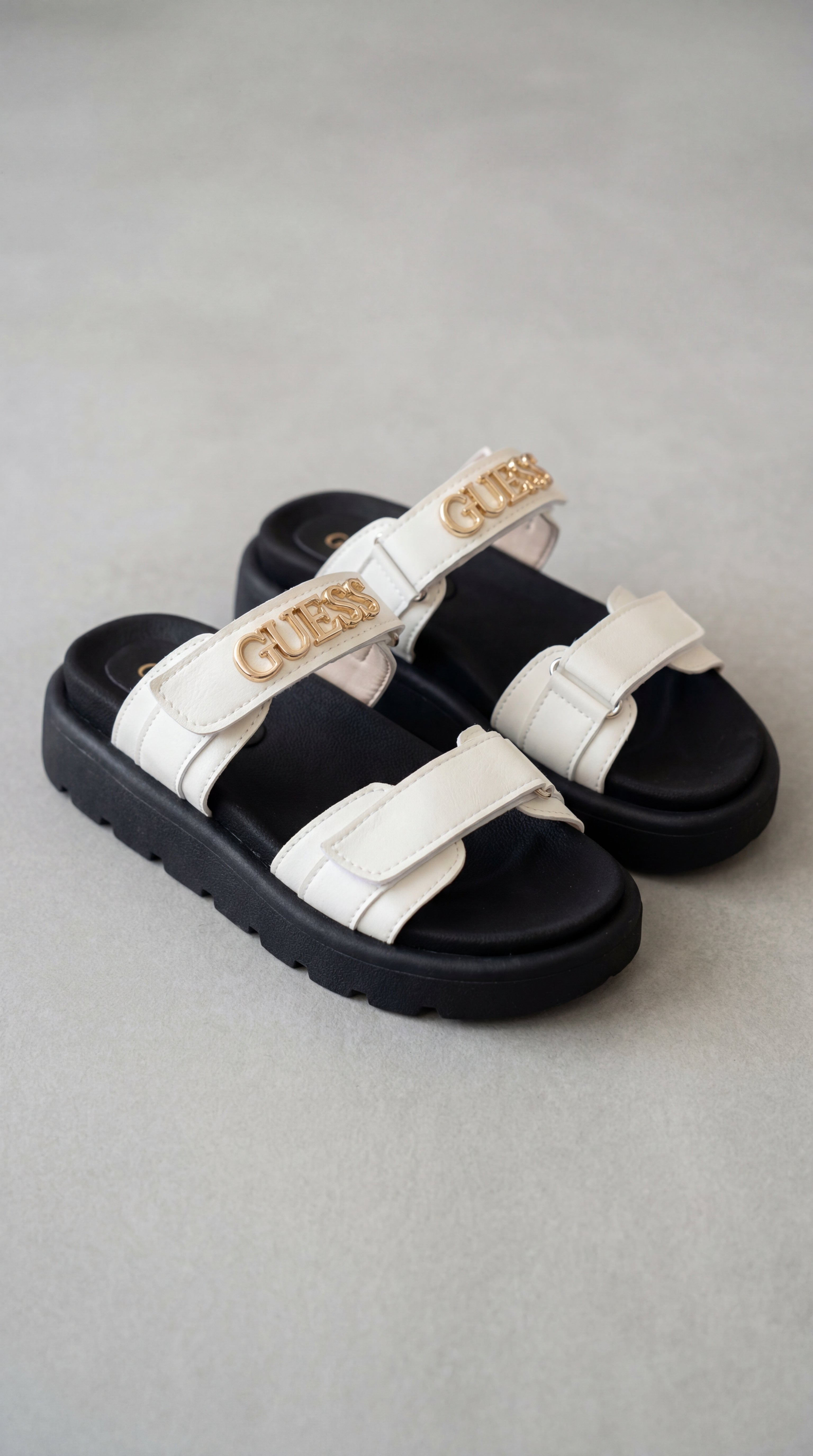Sandalia GUEES Letras Doradas – Calzado Femenino Velcro Plataforma